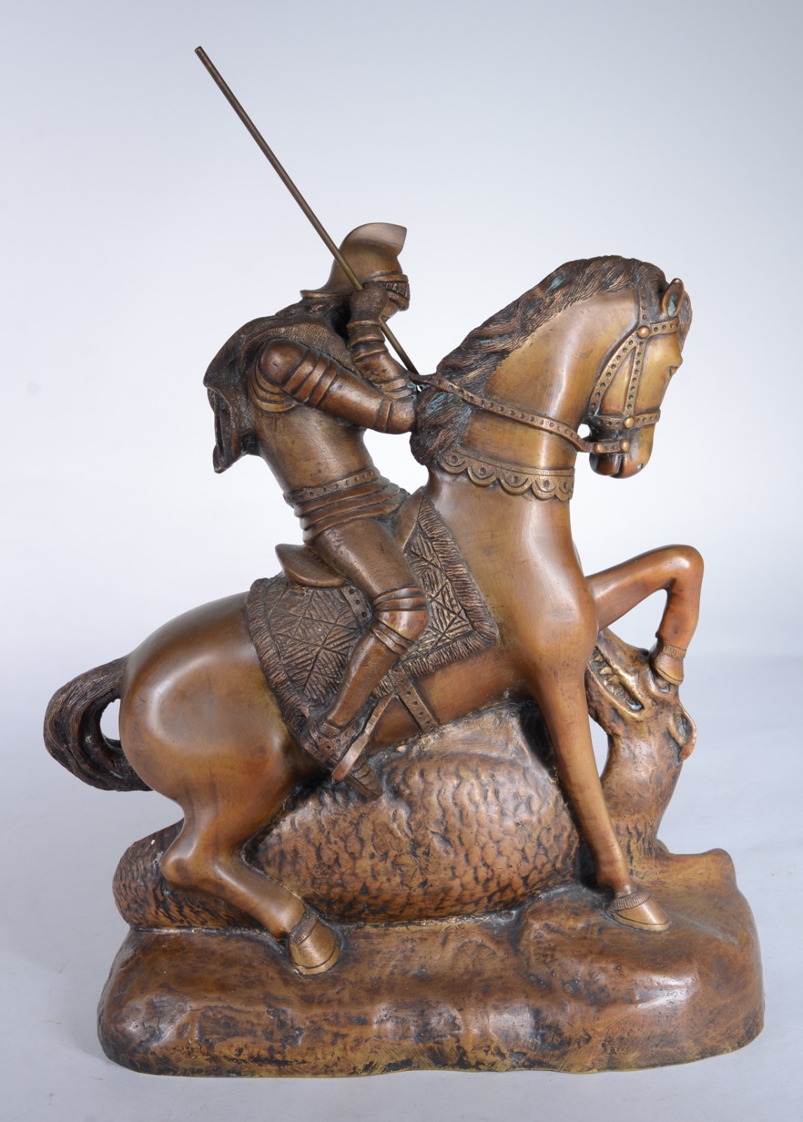 Grupo escultórico de bronze, representando São Jorge flechando o... - foto 3 de 6
