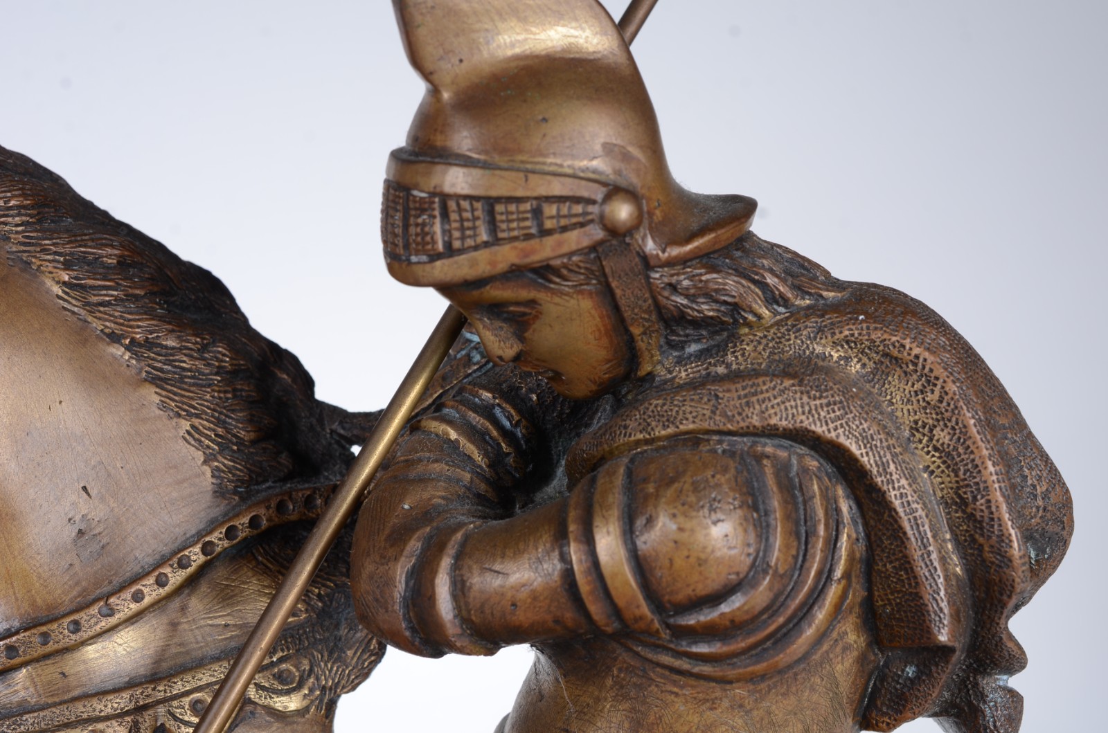Grupo escultórico de bronze, representando São Jorge flechando o... - foto 4 de 6