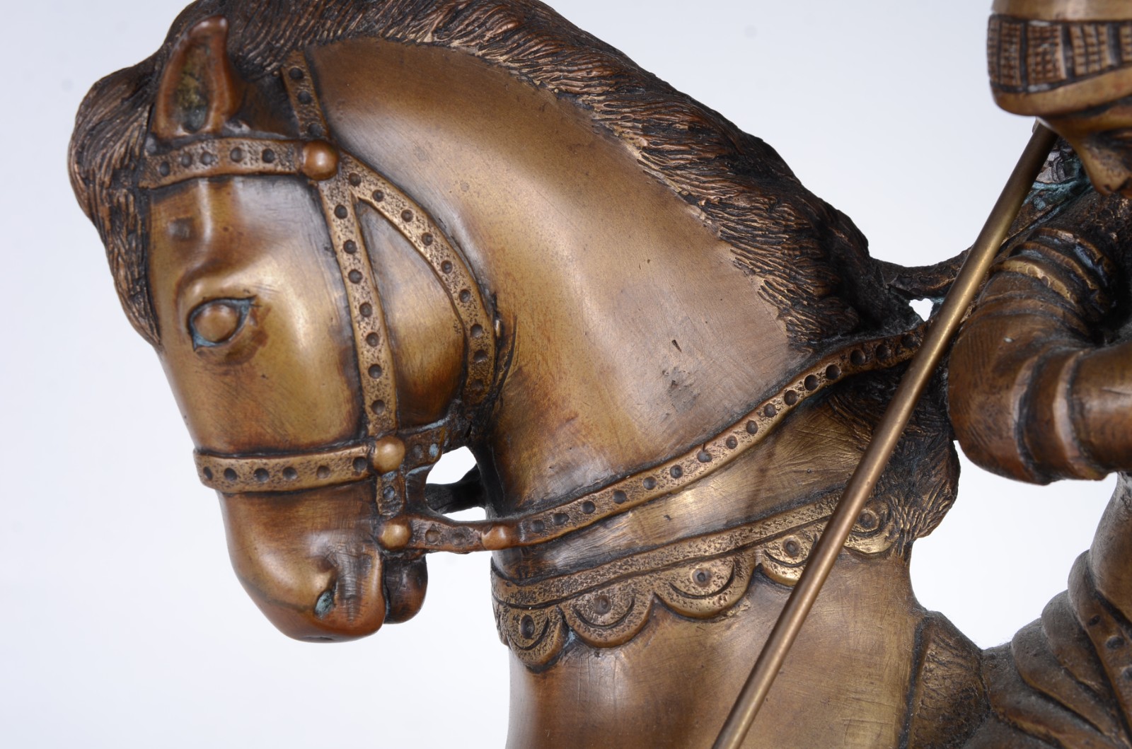 Grupo escultórico de bronze, representando São Jorge flechando o... - foto 5 de 6