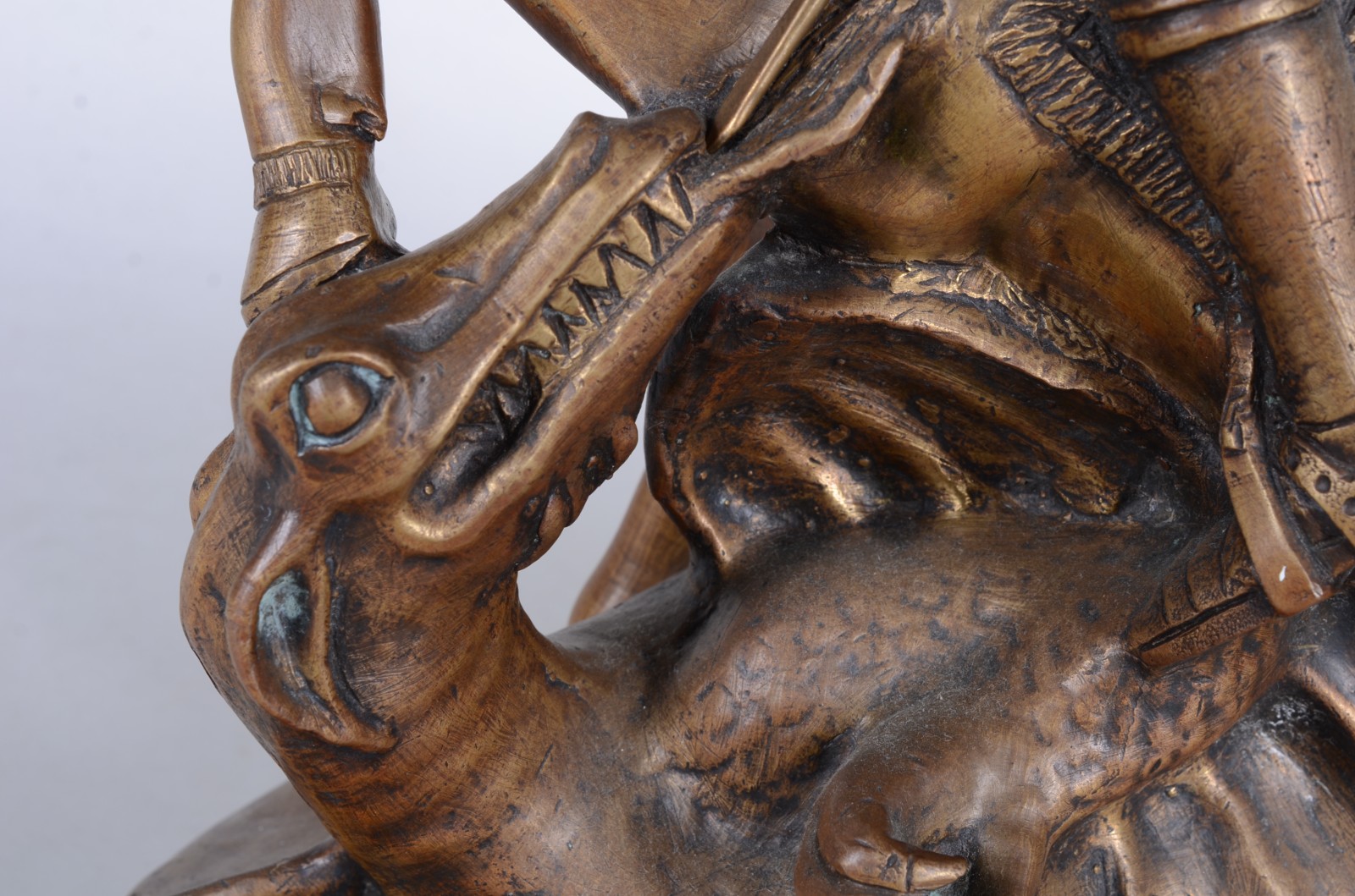 Grupo escultórico de bronze, representando São Jorge flechando o... - foto 6 de 6