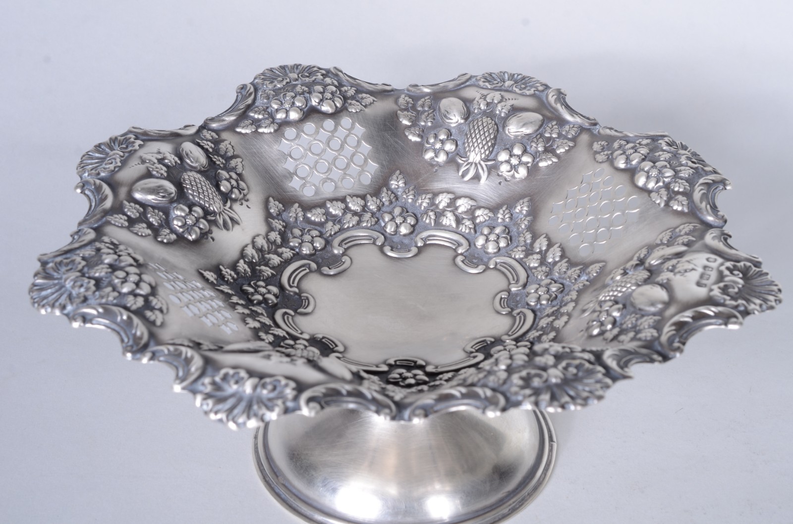 Fruteira de prata inglesa contrastada, borda recortada com vasados e... - foto 5 de 8