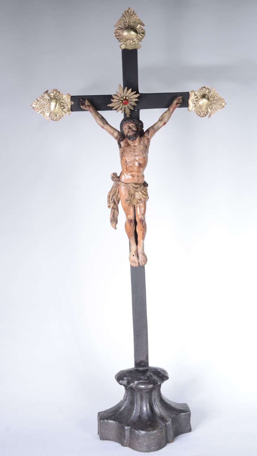 Crucifixo com figura de Cristo de madeira ricamente entalhada e... - foto 1 de 7