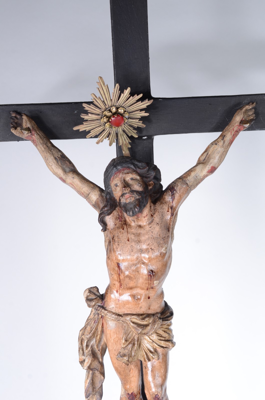 Crucifixo com figura de Cristo de madeira ricamente entalhada e... - foto 3 de 7