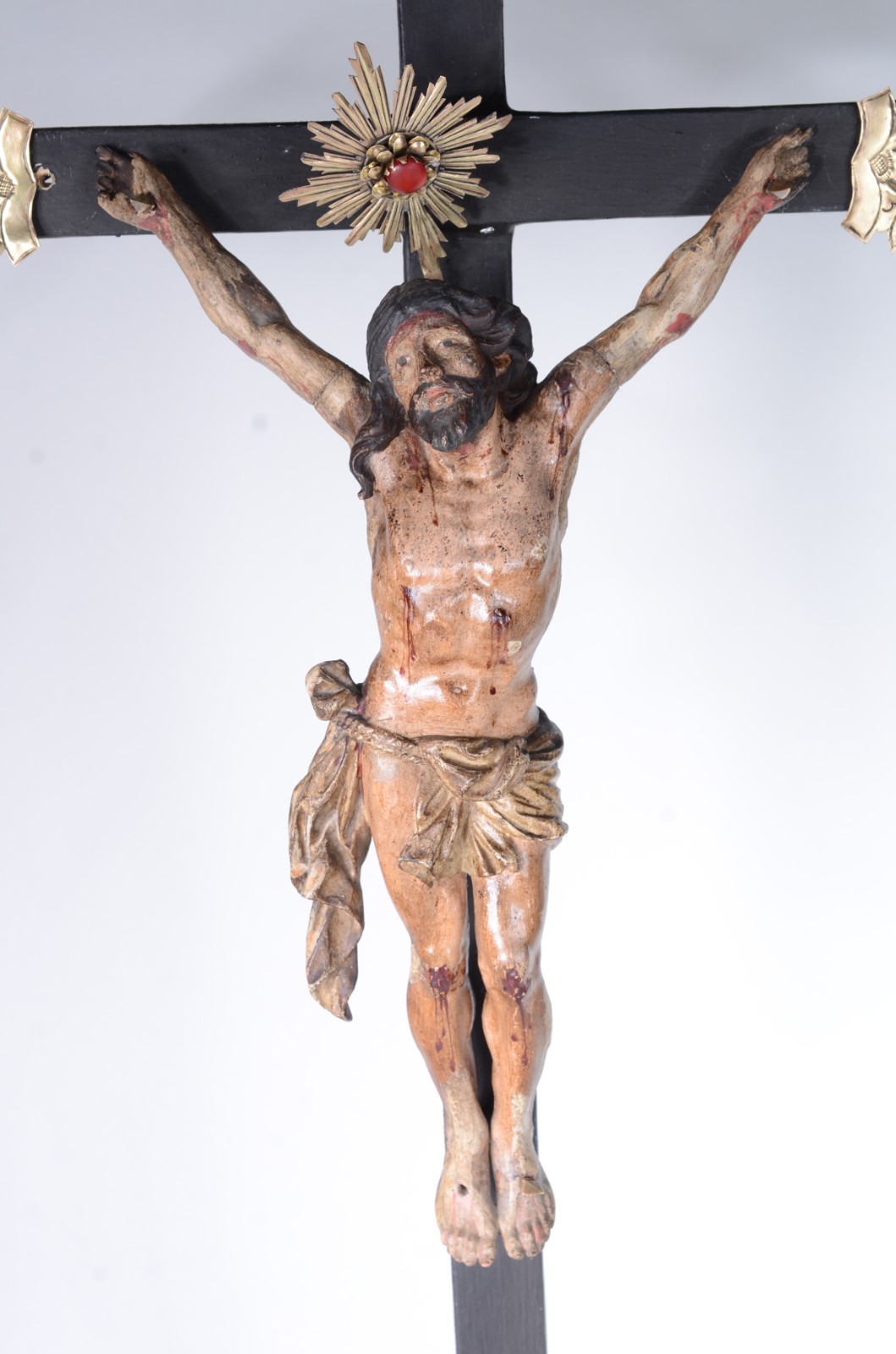 Crucifixo com figura de Cristo de madeira ricamente entalhada e... - foto 4 de 7