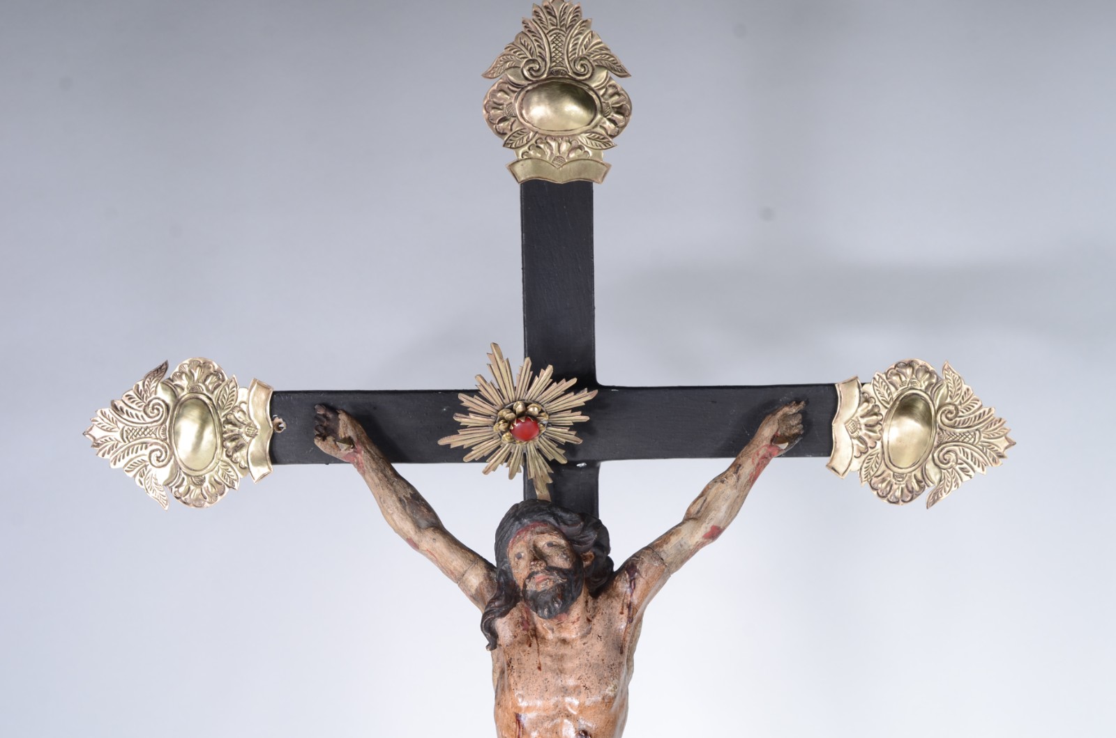 Crucifixo com figura de Cristo de madeira ricamente entalhada e... - foto 5 de 7