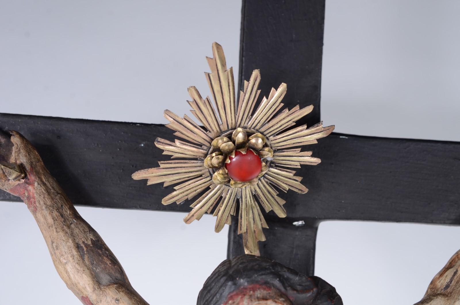 Crucifixo com figura de Cristo de madeira ricamente entalhada e... - foto 6 de 7