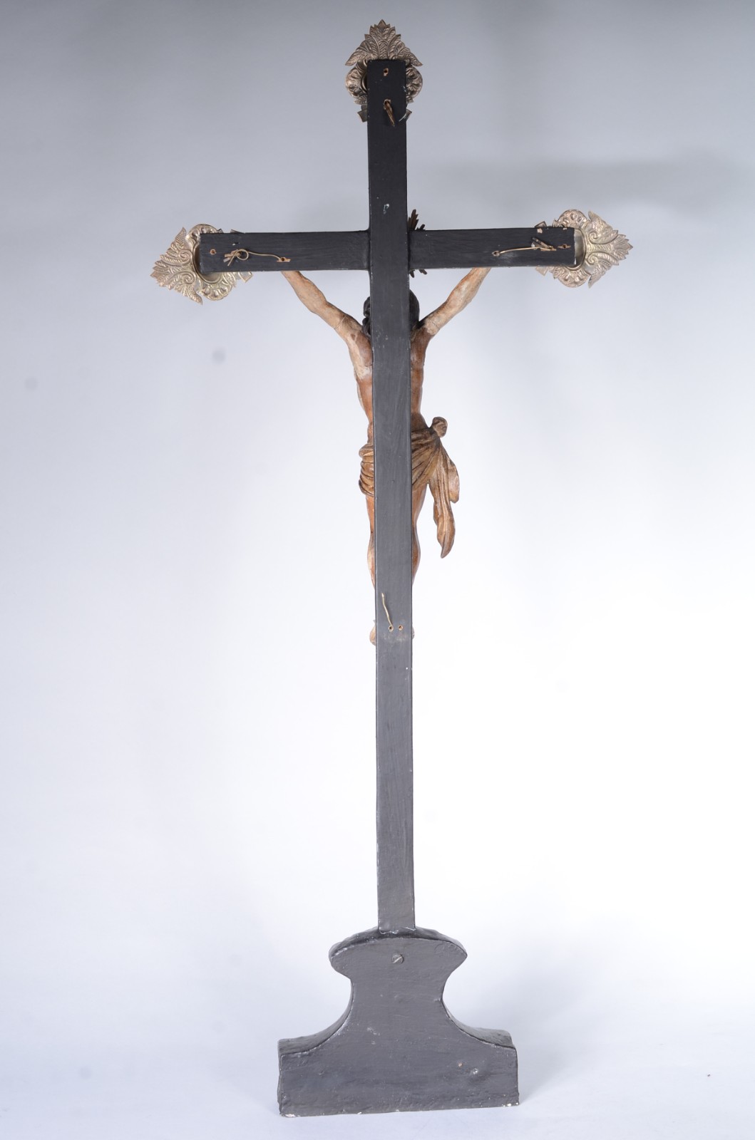 Crucifixo com figura de Cristo de madeira ricamente entalhada e... - foto 7 de 7