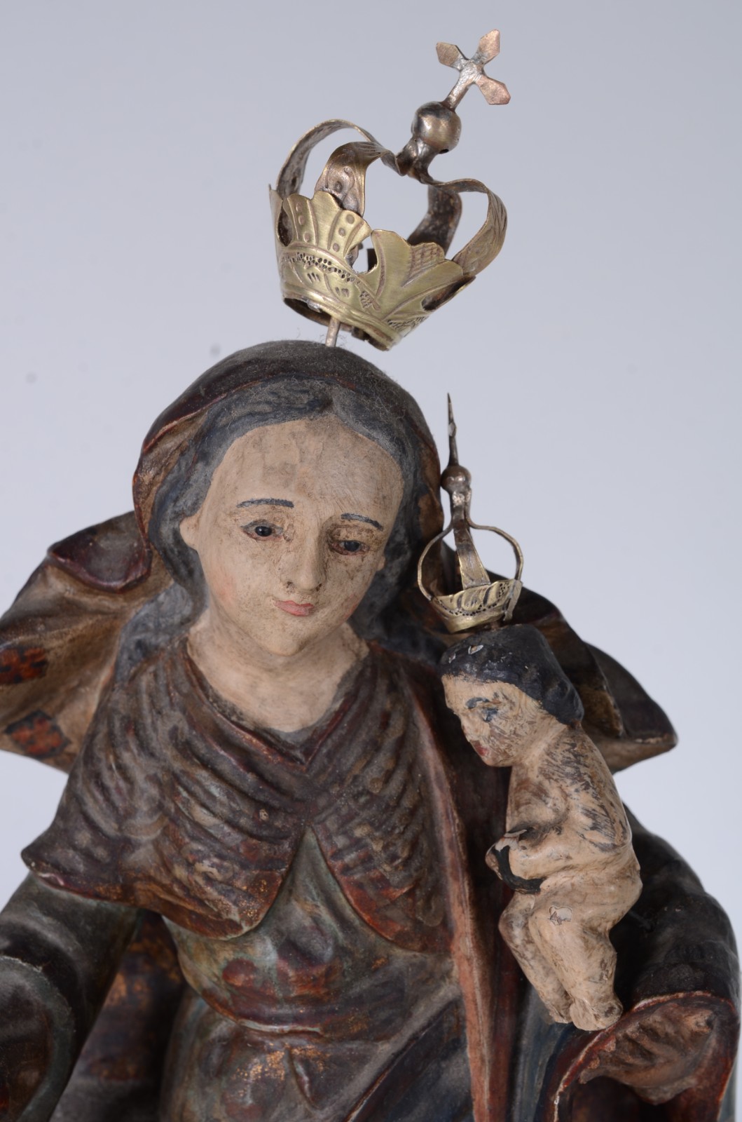 Nossa Senhora com Menino - Imagem de madeira policromada. - foto 3 de 10