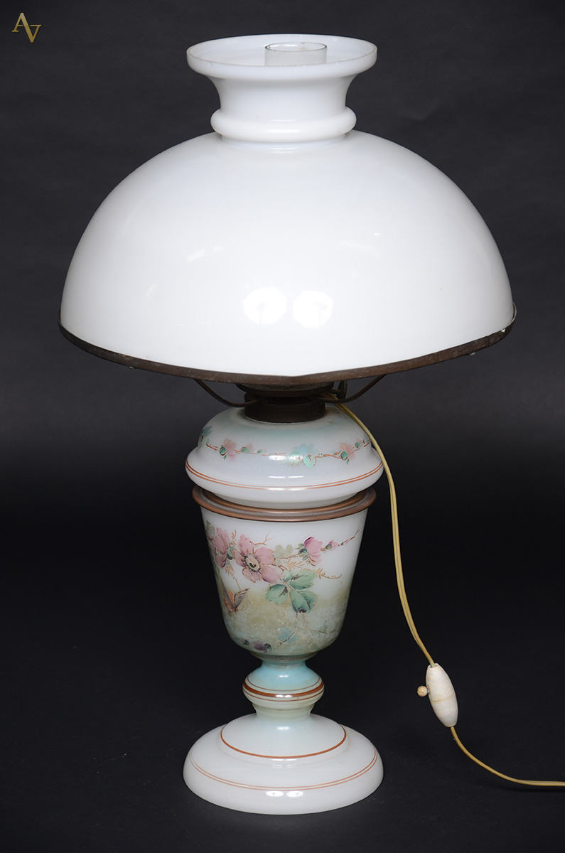 Abajour de opalina com flores em policromia. Altura 56 cm.