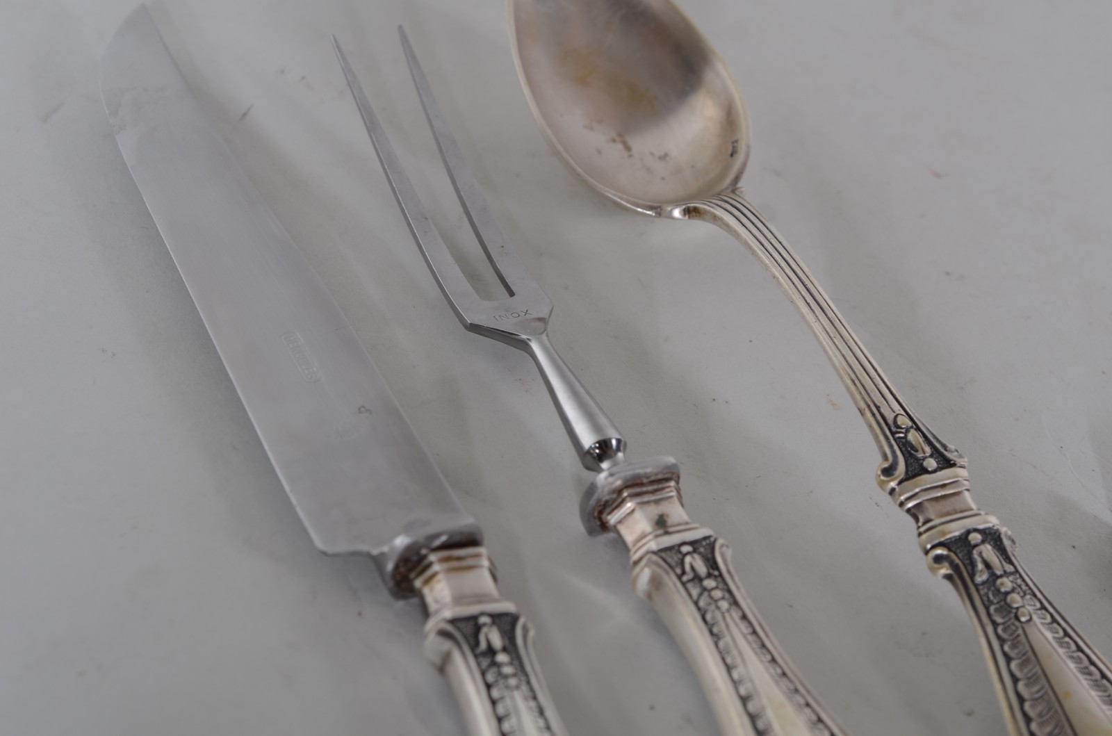 Quatro talheres de prata, sendo: trinchante de garfo e faca; colher... - foto 2 de 10