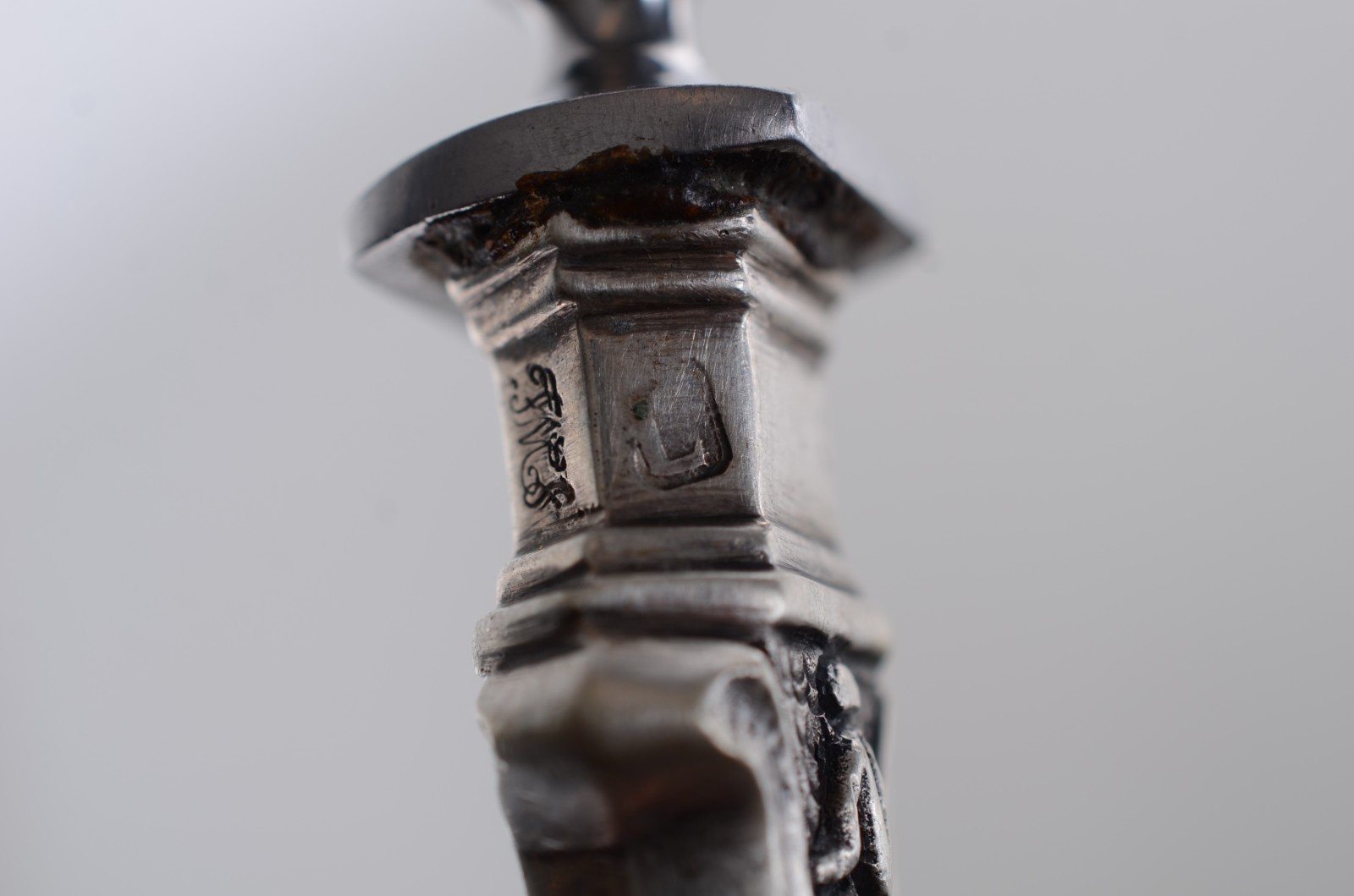 Quatro talheres de prata, sendo: trinchante de garfo e faca; colher... - foto 5 de 10