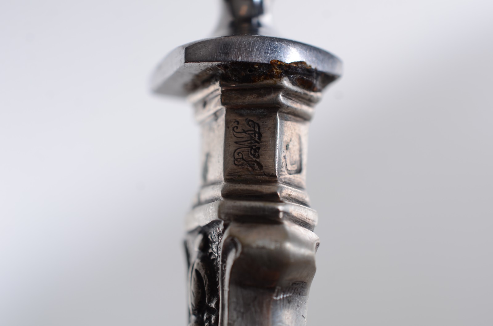 Quatro talheres de prata, sendo: trinchante de garfo e faca; colher... - foto 8 de 10