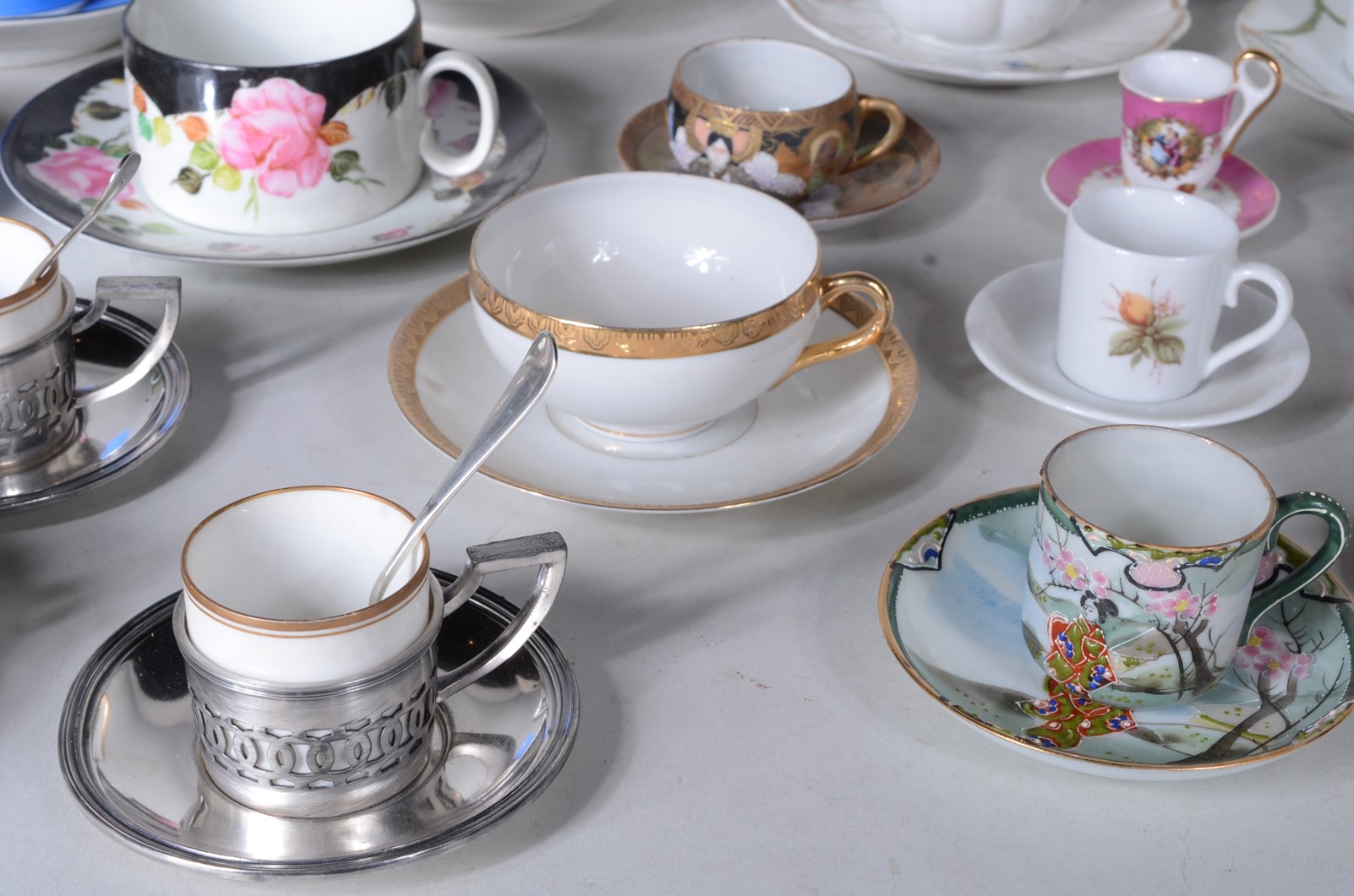 Lote com 21 xícaras para chá e café de diversas procedências; caneca... - foto 3 de 9