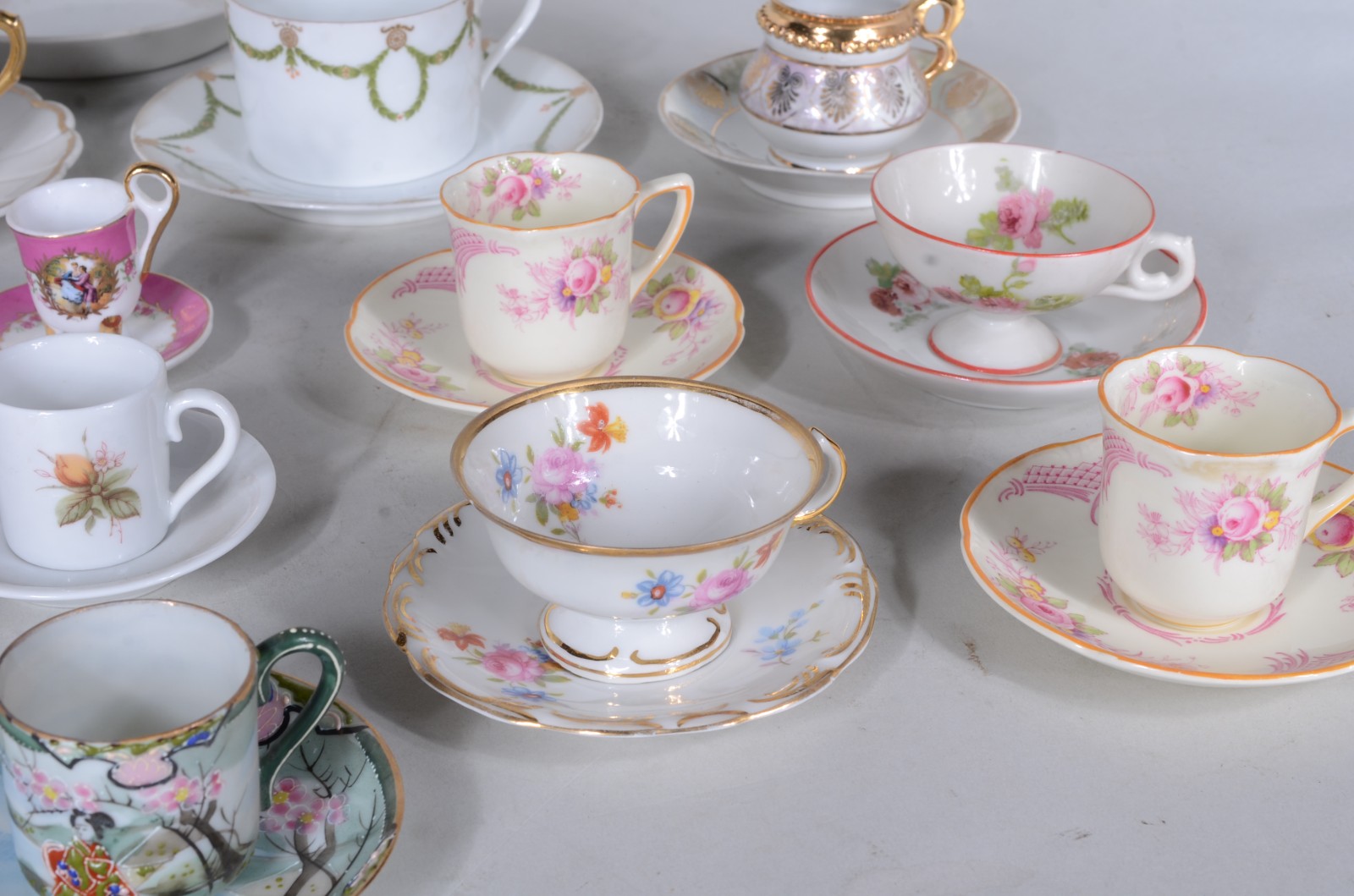 Lote com 21 xícaras para chá e café de diversas procedências; caneca... - foto 4 de 9