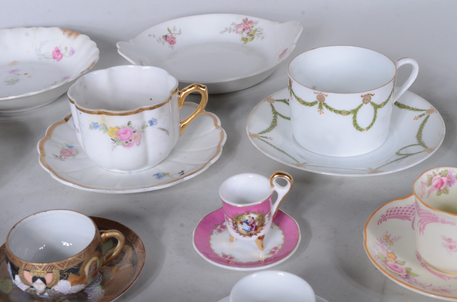 Lote com 21 xícaras para chá e café de diversas procedências; caneca... - foto 5 de 9