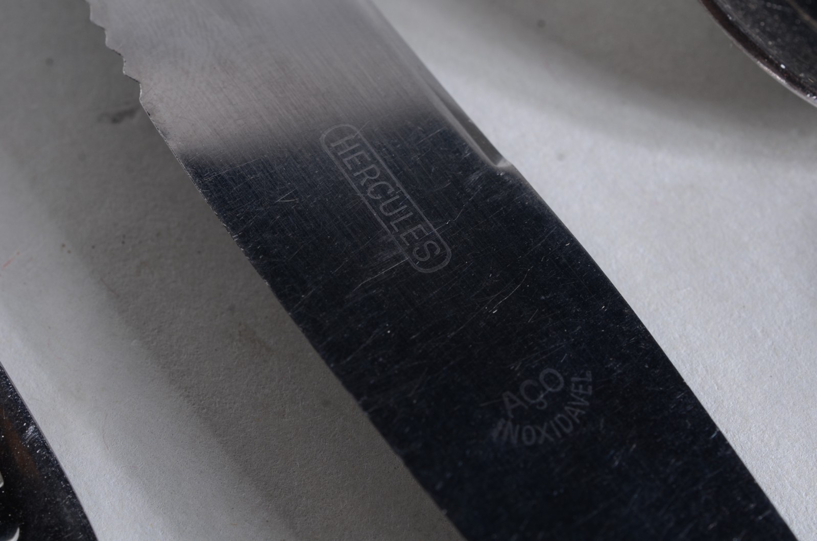 Faqueiro de aço inox Hércules, composto de: 10 colheres, 9 garfos, 10... - foto 7 de 8