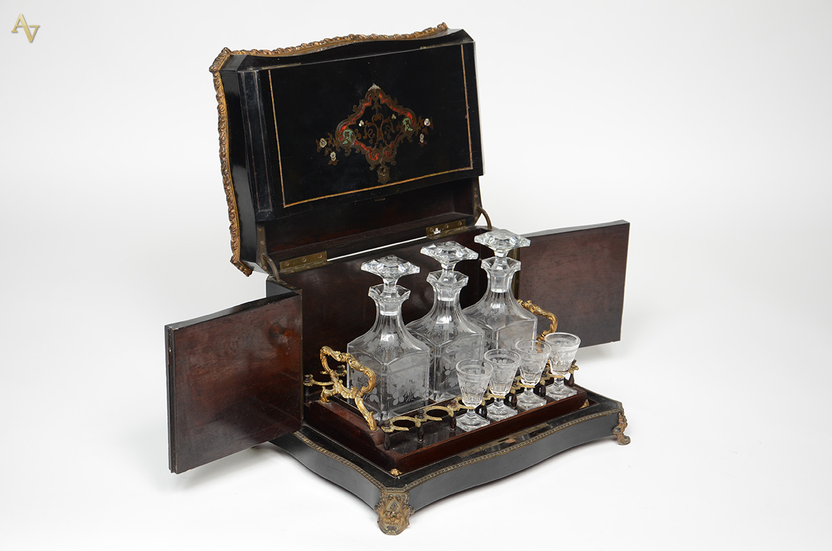 Conjunto com 3 licoreiras e 4 cálices de cristal com cachos de uvas... - foto 1 de 2