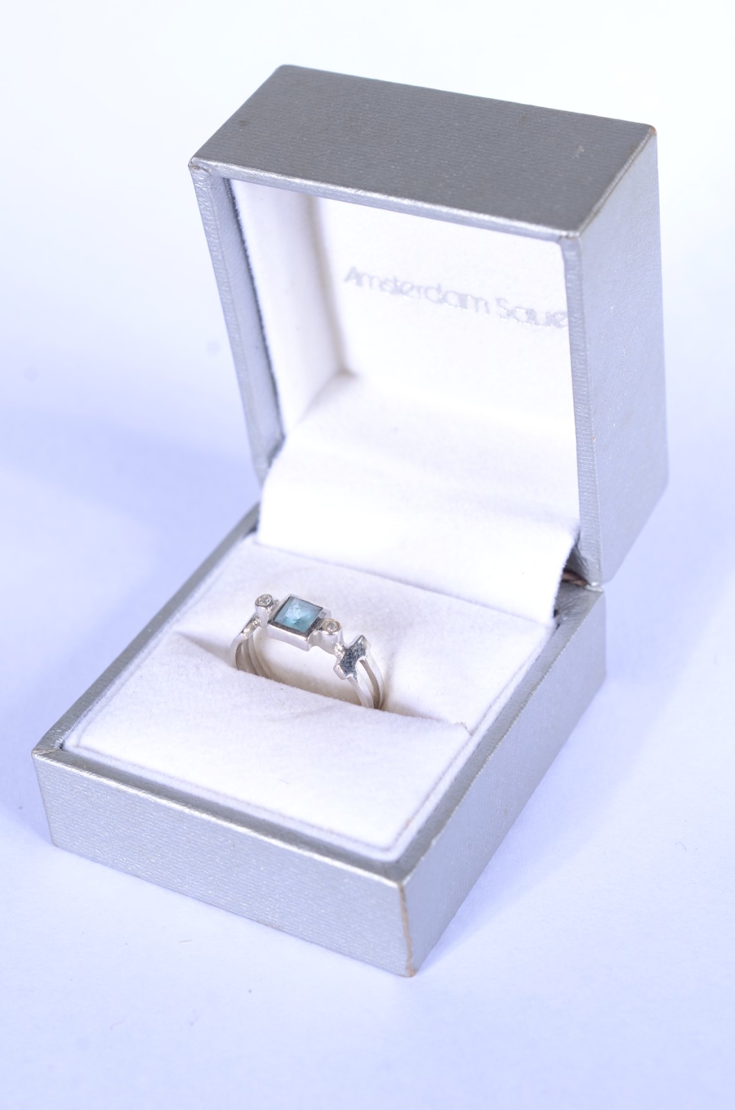 Anel de ouro branco com pedra azul e 2 brilhantes, aro 12. (Por... - foto 2 de 8