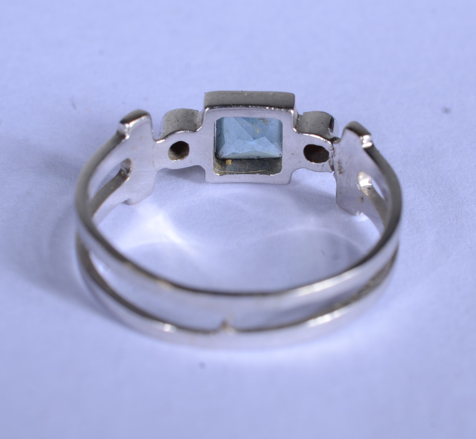 Anel de ouro branco com pedra azul e 2 brilhantes, aro 12. (Por... - foto 5 de 8