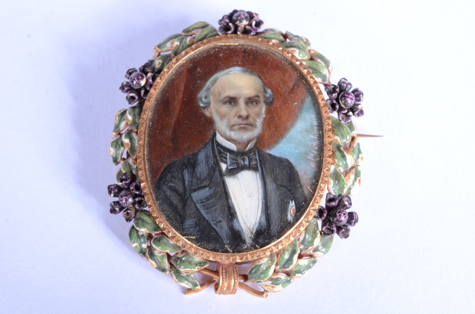 Antigo camafeu/broche francês de ouro baixo esmaltado com figura de... - foto 1 de 6