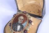 Antigo camafeu/broche francês de ouro baixo esm... - Antigo camafeu/broche francês de ouro baixo esmaltado com figura de nobre pintada sobre placa de madrepérola, assinado. Estojo com desgastes. (P...