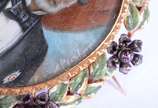 Antigo camafeu/broche francês de ouro baixo esm... - Antigo camafeu/broche francês de ouro baixo esmaltado com figura de nobre pintada sobre placa de madrepérola, assinado. Estojo com desgastes. (P...