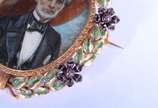 Antigo camafeu/broche francês de ouro baixo esm... - Antigo camafeu/broche francês de ouro baixo esmaltado com figura de nobre pintada sobre placa de madrepérola, assinado. Estojo com desgastes. (P...