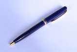 Montblanc (1906),  - Caneta esferográfica na cor azul com detalhes dourados.