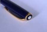 Montblanc (1906),  - Caneta esferográfica na cor azul com detalhes dourados.
