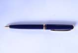 Montblanc (1906),  - Caneta esferográfica na cor azul com detalhes dourados.