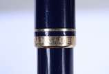 Montblanc (1906),  - Caneta esferográfica na cor azul com detalhes dourados.