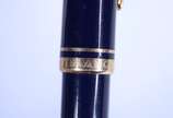 Montblanc (1906),  - Caneta esferográfica na cor azul com detalhes dourados.