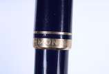 Montblanc (1906),  - Caneta esferográfica na cor azul com detalhes dourados.