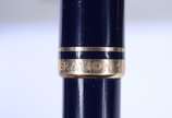 Montblanc (1906),  - Caneta esferográfica na cor azul com detalhes dourados.
