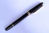 Montblanc (1906),  - Caneta tinteiro "Meisterstuck" na cor preta e dourada.
