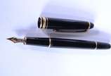 Montblanc (1906),  - Caneta tinteiro "Meisterstuck" na cor preta e dourada.
