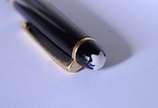 Montblanc (1906),  - Caneta tinteiro "Meisterstuck" na cor preta e dourada.