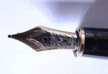 Montblanc (1906),  - Caneta tinteiro "Meisterstuck" na cor preta e dourada.