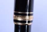 Montblanc (1906),  - Caneta tinteiro "Meisterstuck" na cor preta e dourada.