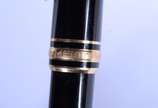 Montblanc (1906),  - Caneta tinteiro "Meisterstuck" na cor preta e dourada.