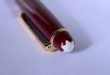 Montblanc (1906),  - Caneta esferográfica na cor vinho com detalhes dourados.