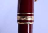 Montblanc (1906),  - Caneta esferográfica na cor vinho com detalhes dourados.