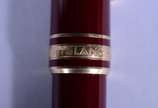 Montblanc (1906),  - Caneta esferográfica na cor vinho com detalhes dourados.