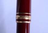 Montblanc (1906),  - Caneta esferográfica na cor vinho com detalhes dourados.
