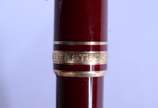 Montblanc (1906),  - Caneta esferográfica na cor vinho com detalhes dourados.