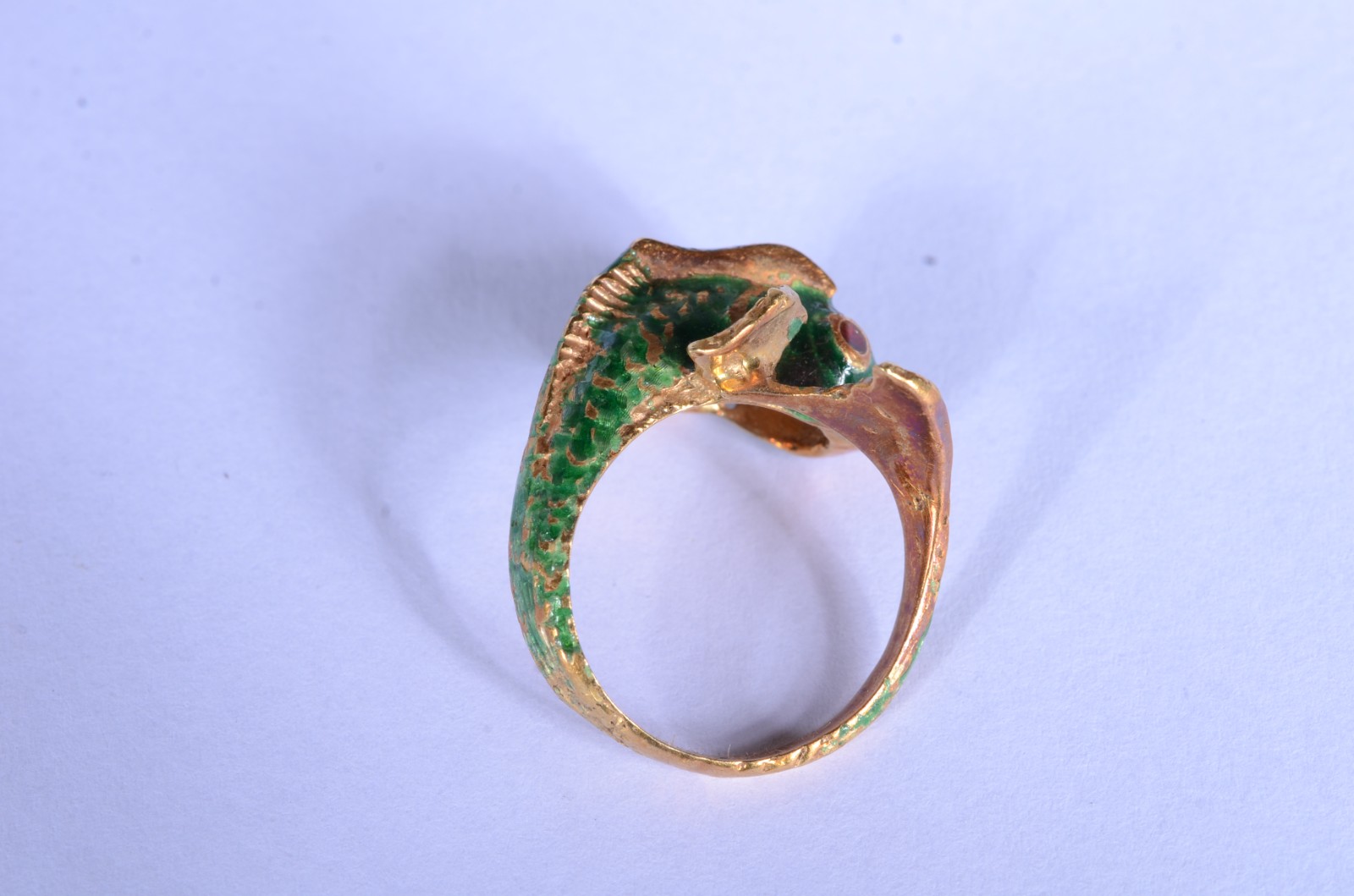 Anel de ouro 18 k. e esmalte feitio "peixe", estojo na forma de... - foto 3 de 9
