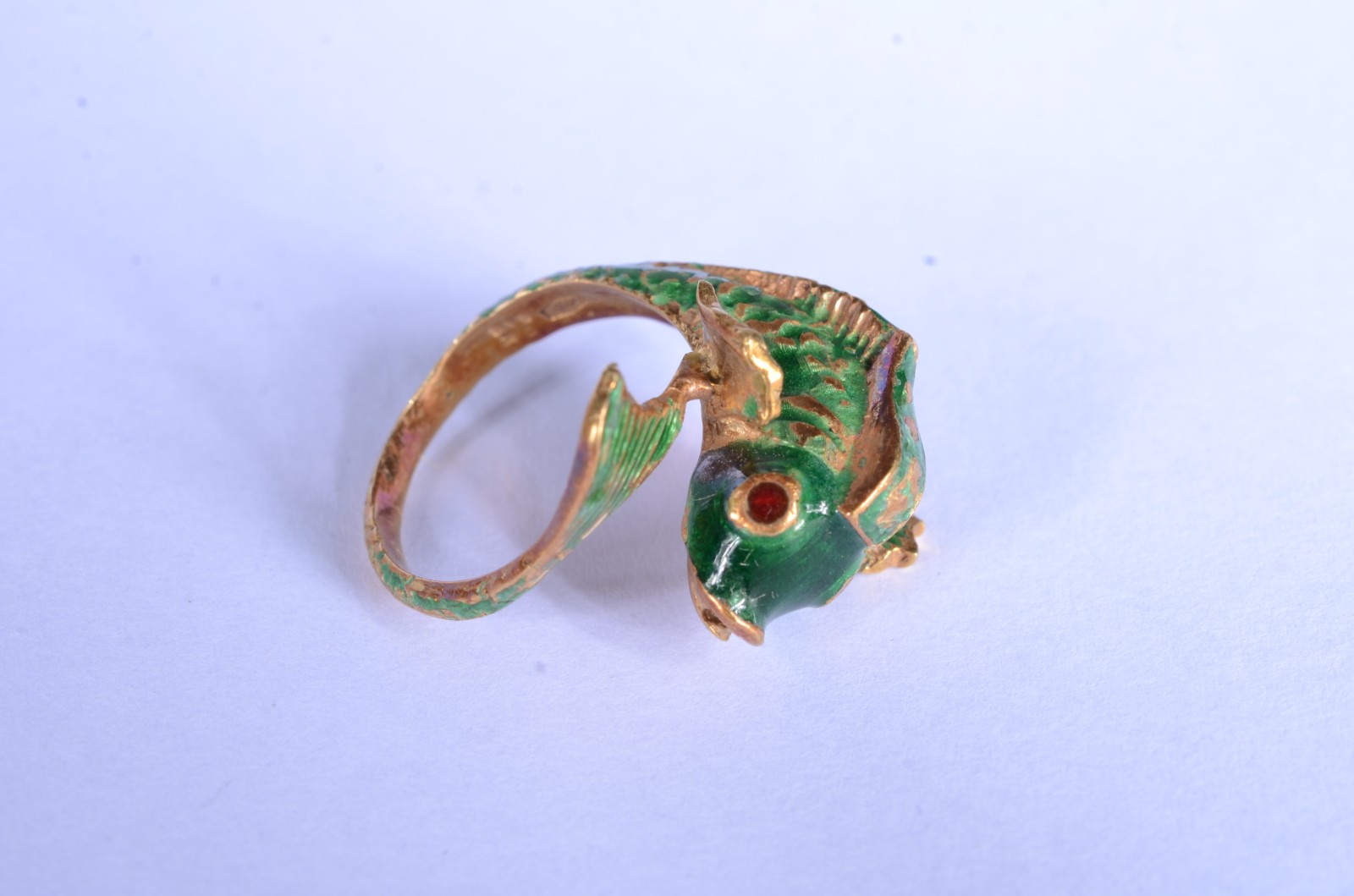 Anel de ouro 18 k. e esmalte feitio "peixe", estojo na forma de... - foto 1 de 9