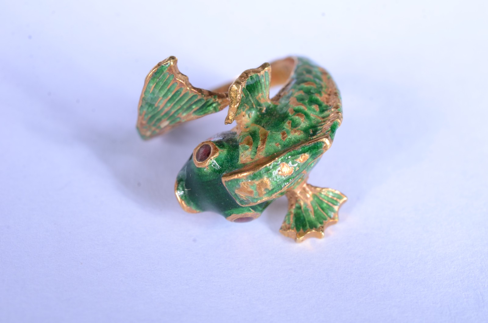 Anel de ouro 18 k. e esmalte feitio "peixe", estojo na forma de... - foto 4 de 9