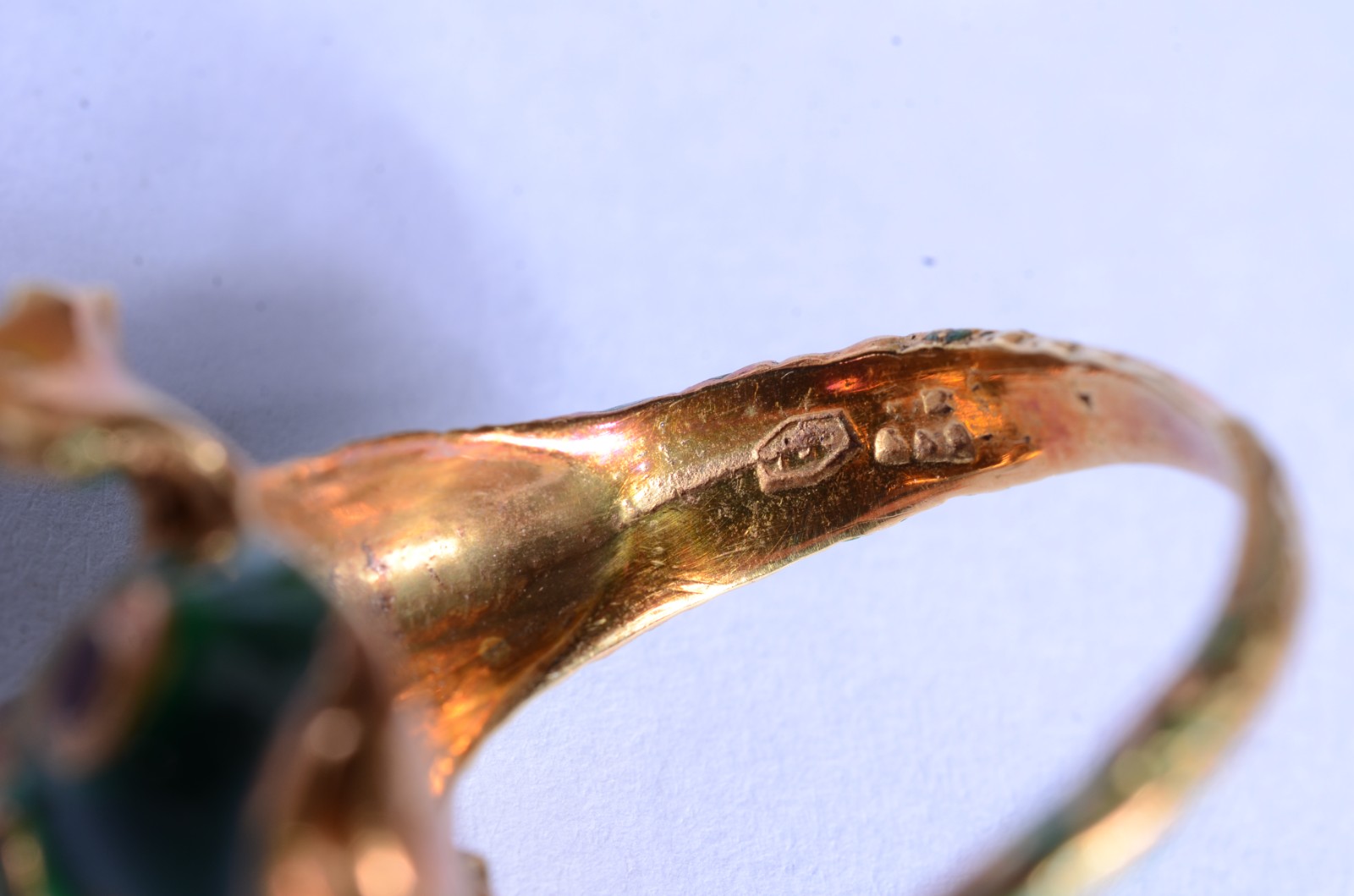 Anel de ouro 18 k. e esmalte feitio "peixe", estojo na forma de... - foto 5 de 9