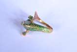 E.Grillo,  - Anel de ouro 18 k. e esmalte feitio "peixe", estojo na forma de concha, aro 15.  Contrastado. (Por motivos de segurança a peça não se encontra na loja